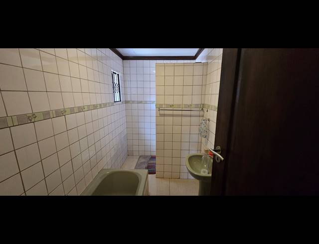 7 BEDROOM FREESTANDING FOR SALE IN FLORA PARK